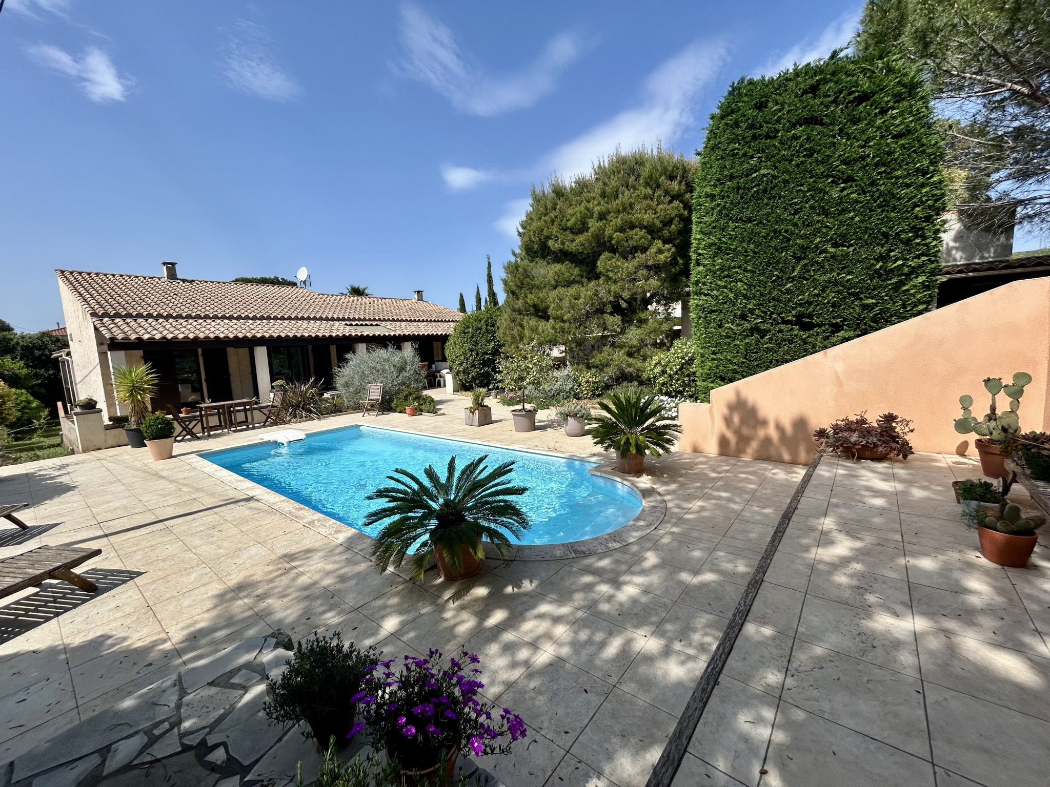 En exclusivité villa plain pied avec piscine dans secteur prisé