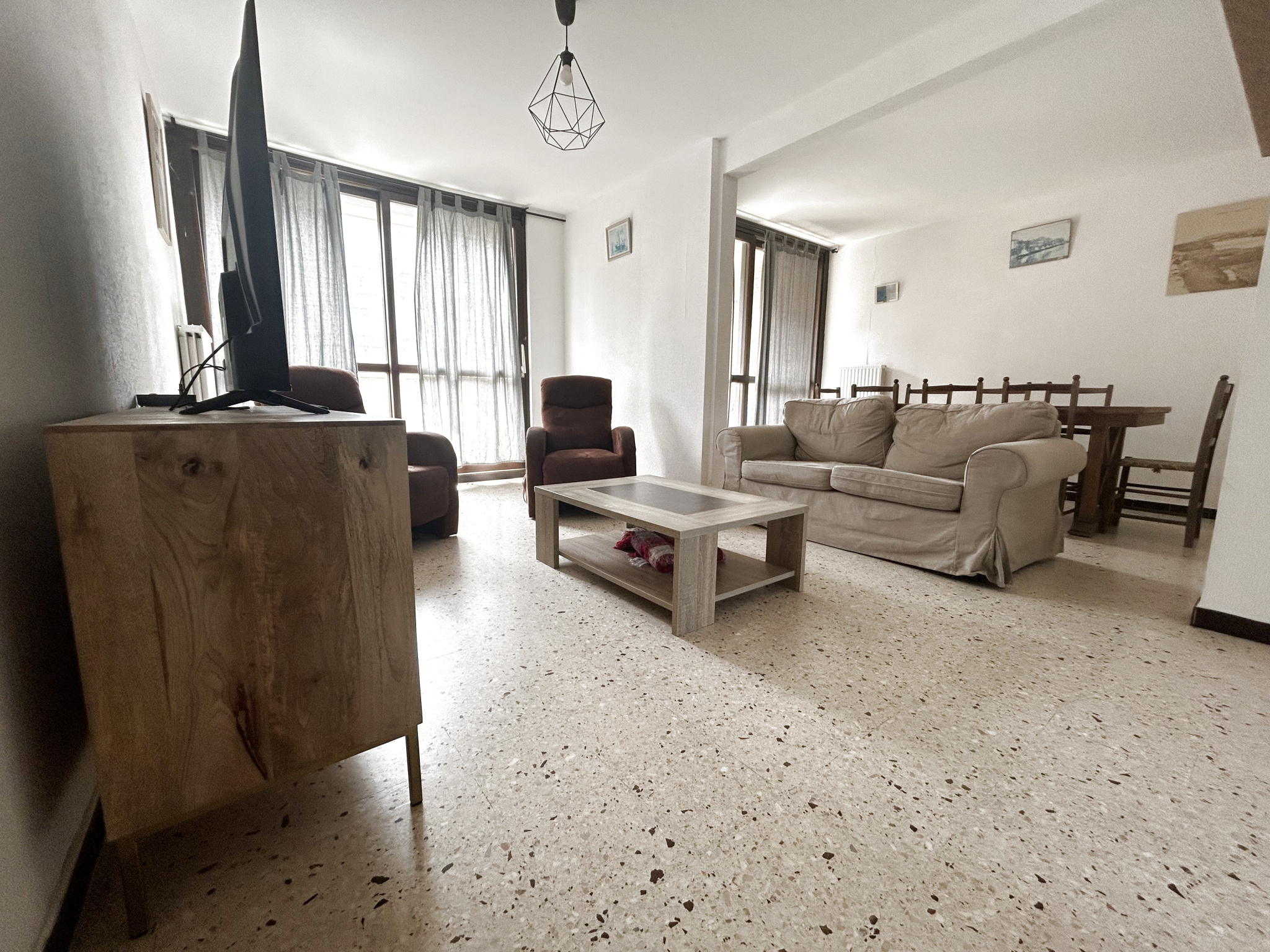 À Balaruc-Les-Bains, grand appartement avec balcon à vendre